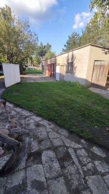 Hof in Blick auf Werkstatt und Garage