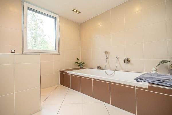 und großer Badewanne