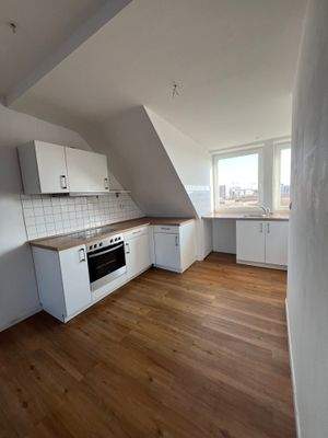 Küche und Platz für einen Esstisch.jpeg