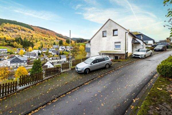 Hausansicht_Stellplätze_ (2)