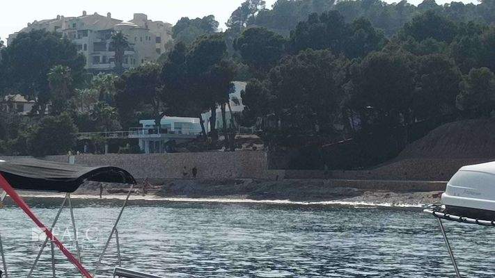 Blick vom Hafen zur Villa