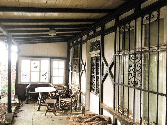 Überdachter Sitzbereich