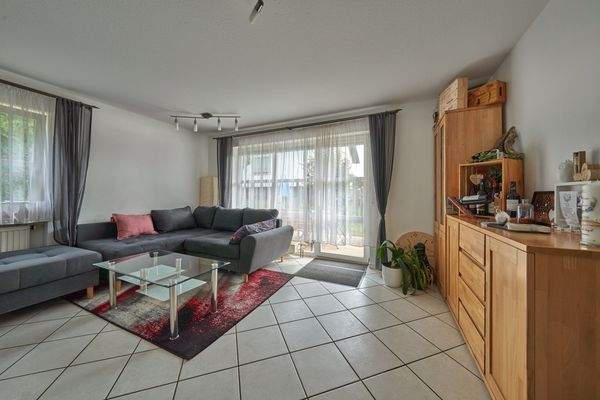 Wohnzimmer mit Zugang zur Terrasse