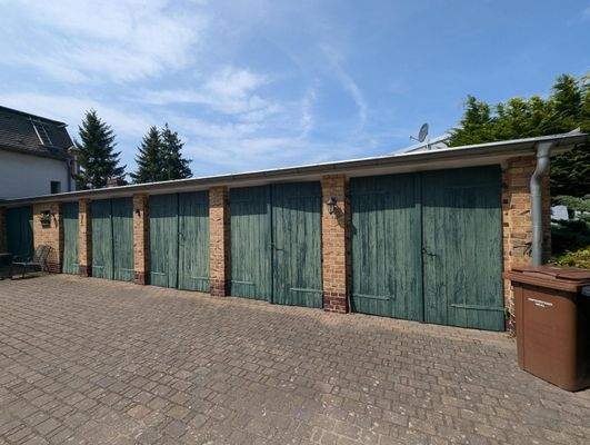 Nebengebäude mit Garagen