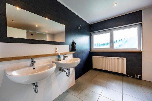 Werkshalle Bad mit Dusche und WC