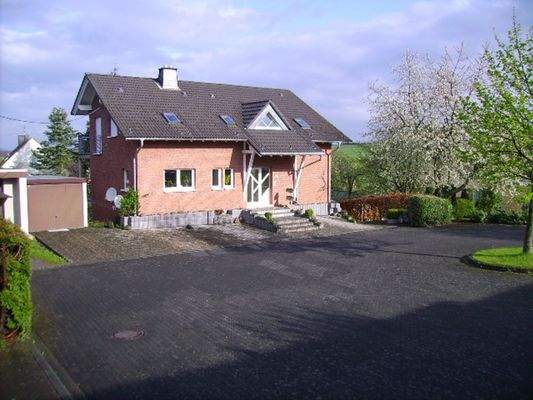 Helle Komfortwohnung; mit Fernblick, großem Balkon 80 m² Wohnfläche. 