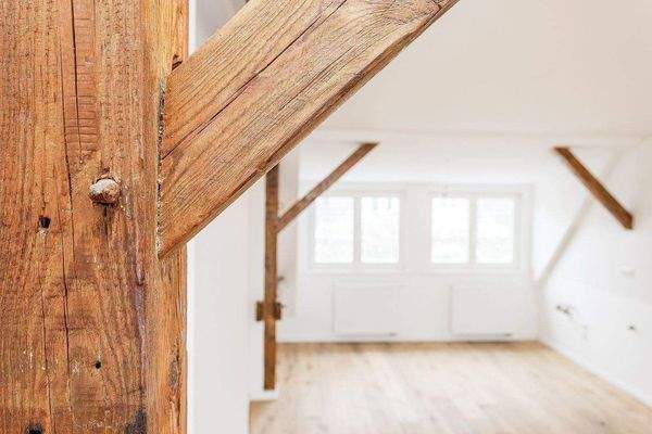 Geräumiges Wohnzimmer mit offener Küche