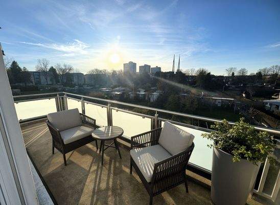 großer Balkon virtuell möbliert