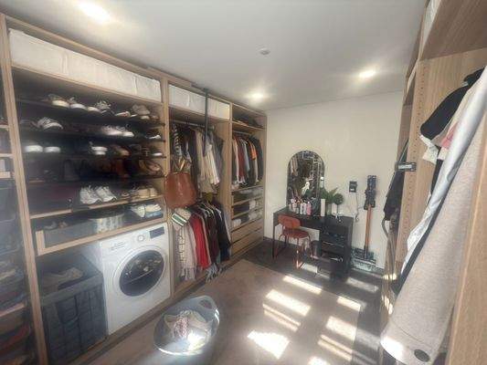 Begehbare Kleiderzimmer im Schlafzimmer