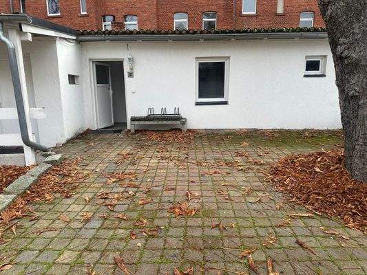 Eingang + Stellplatzfläche 