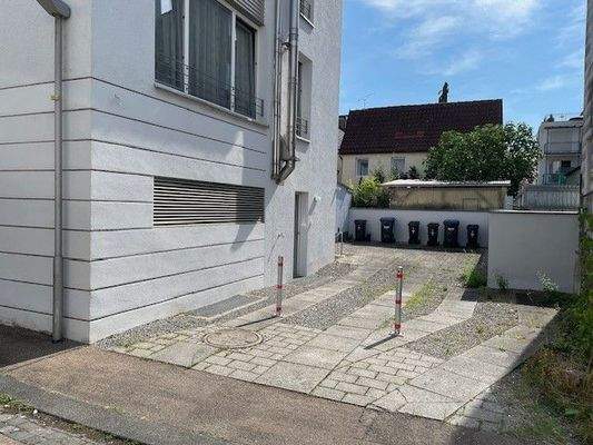 Außenbereich mit Stellplätzen