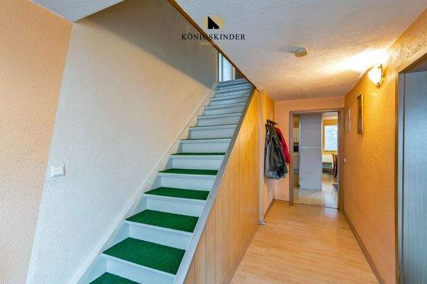 ...geradeaus geht's in die erste Wohnung - nach oben in die zweite...