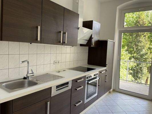 Küche und Tür zum Balkon