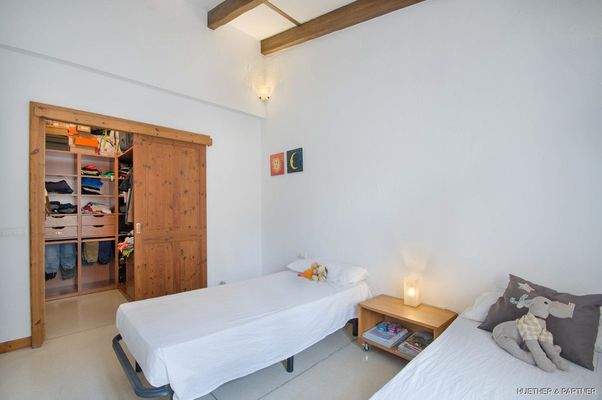 Schlafzimmer mit begehbarem Kleiderschrank