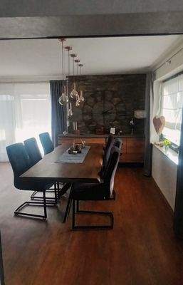 offene Grundriss verbindet Wohnen, Essen und Kochen zu einem harmonischen Lebensraum