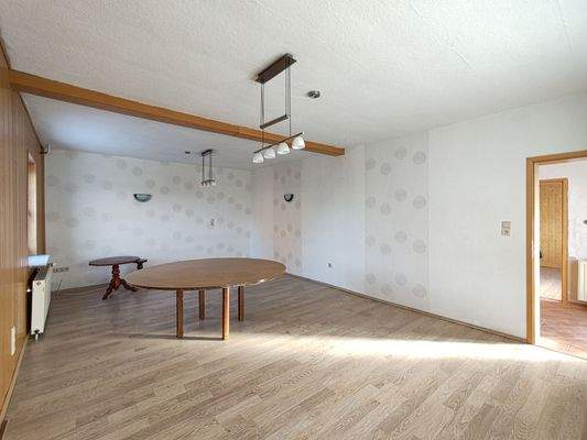 Hell belichtetes Wohnzimmer