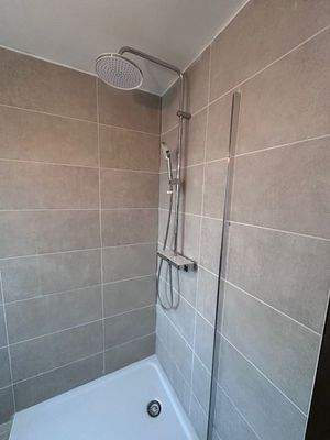 Regendusche mit Glasabtrennung