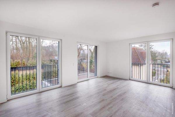 Wohn- und Esszimmer mit offener Küche und Balkon