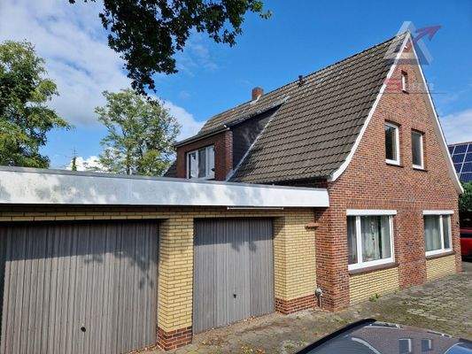 Wohnhaus mit Doppelgarage