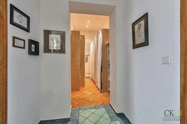 Flur mit großzügigem Schranksystem