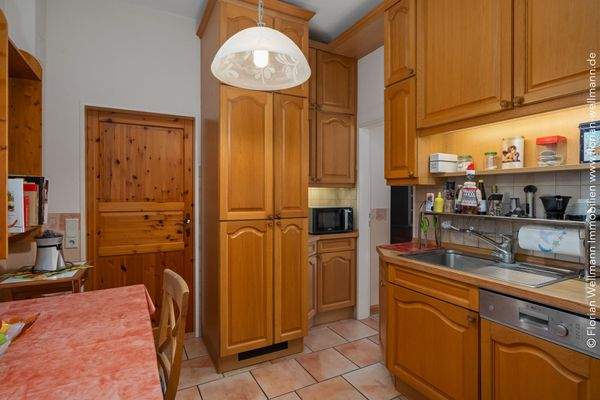 ... direktem Zugang zum Wohn- und Esszimmer (hinten rechts).