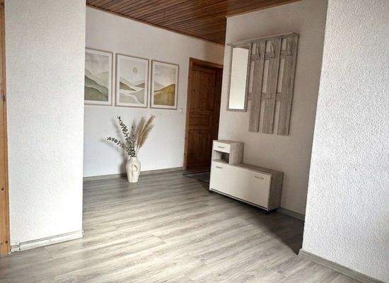 Großzügige Diele mit angenehmem Raumgefühl und guter Anbindung an alle Wohnbereiche