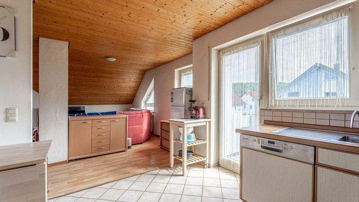 Offene Küche mit Balkonzugang