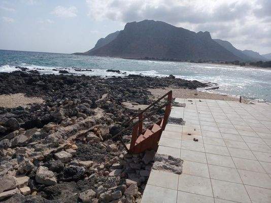 Ein wirklich erstaunliches Grundstück am Meer in Stavros, Chania