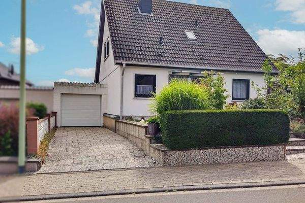 Straßenansicht Garage links