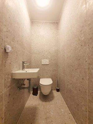 extra Gäste-WC mit Handwaschbecken