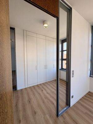 Glasseitenteil und EInbauschränke