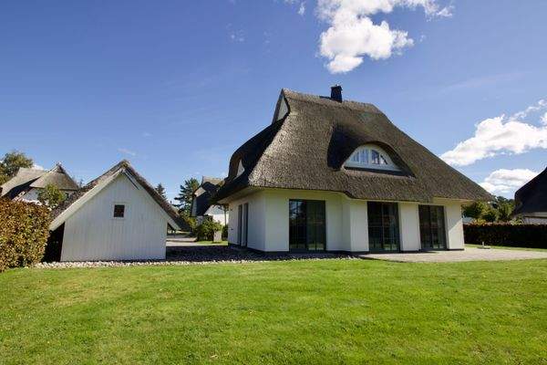 Außen_mit_Nebengebäude_2