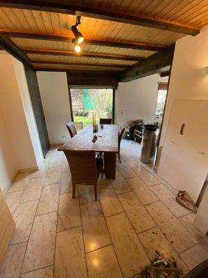 Essplatz mit Blick in den großen Garten