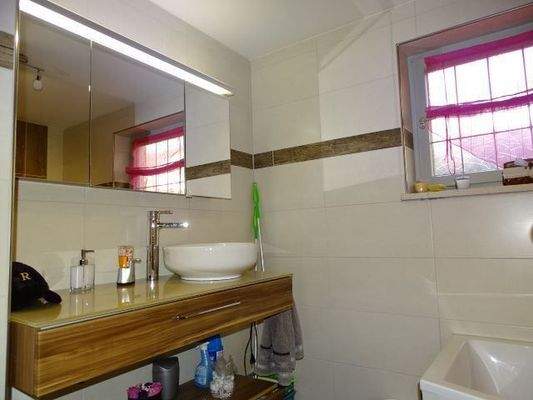 Waschbecken im Bad mit Fenster