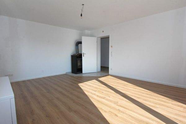 ... helles Wohnzimmer mit Schwedenofen ...