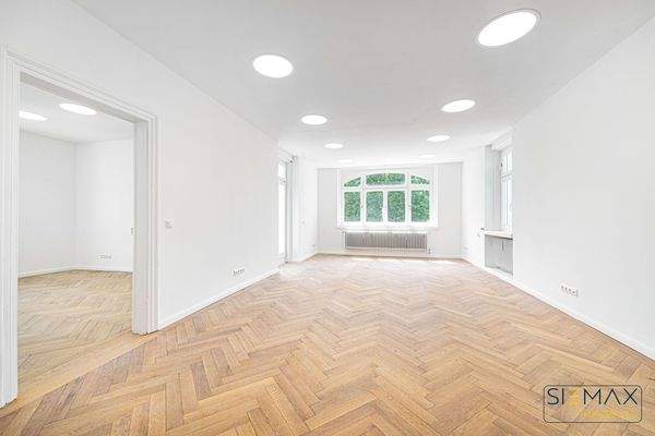 Großer Raum mit Zugang zu einem weiteren Raum