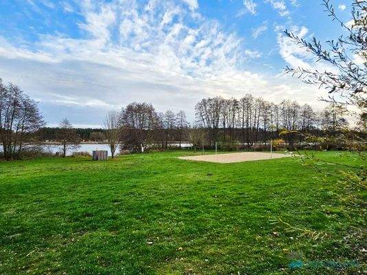 Öffentliche Badestelle mit Freifläche 