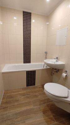 modernes Bad mit Wanne