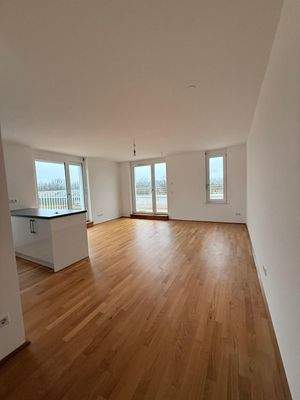 Helles Wohnzimmer mit Balkon