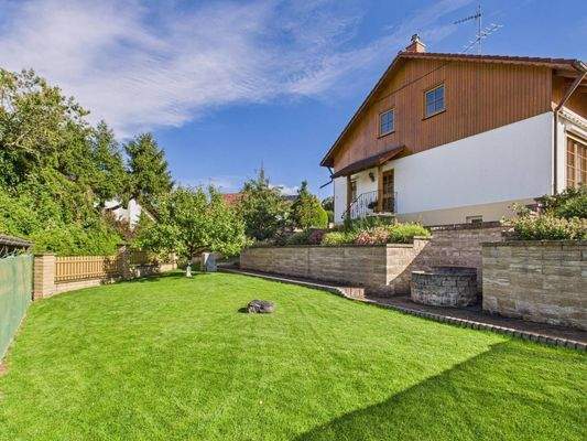 Weitläufige Gartenfläche, privates Grün mit Parkcharakter