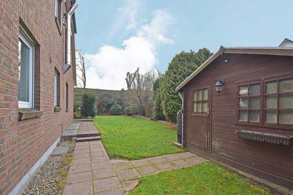 mit eigenem Geräteschuppen