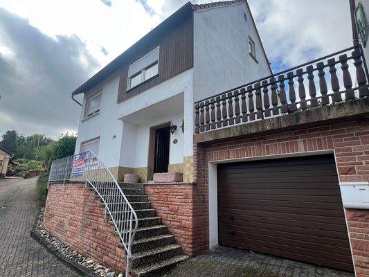 Hausansicht mit Garage