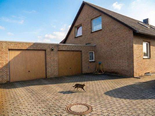 Aussenansicht mit Garage