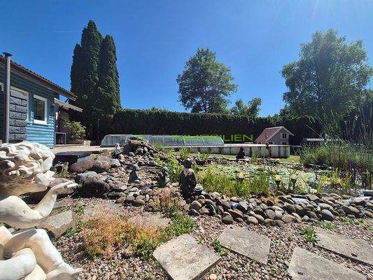 Garten mit Fischteich und Engel