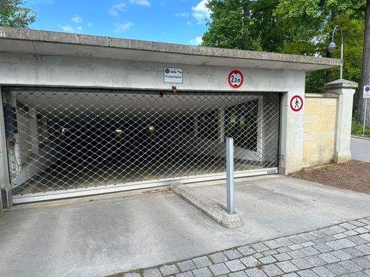 Tiefgarageneinfahrt