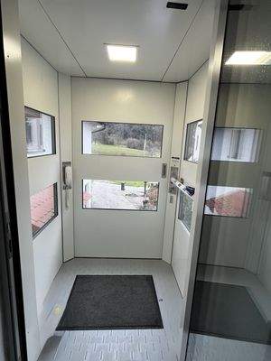 ....über den Aufzug