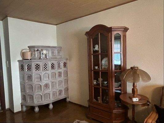 Wohnzimmer mit Kachelofen