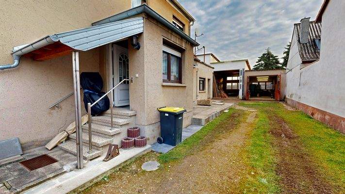 Das Grundstück ist auch mit mehreren oder größeren Fahrzeugen gut befahrbar