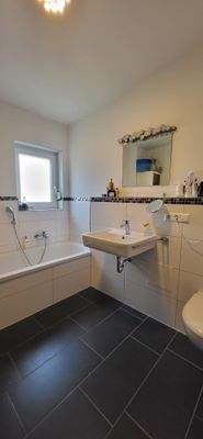 HAUPTBAD MIT WANNE + FENSTER 