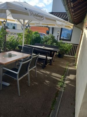 Lokal Links Biergarten
